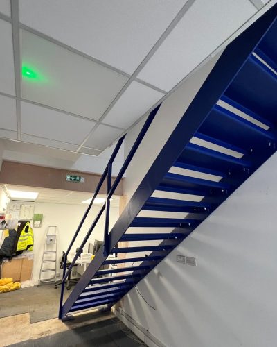 Floating steel staircase